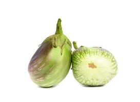 duas beringelas maduras verdes isoladas no fundo branco, vegetais saudáveis e saborosos foto
