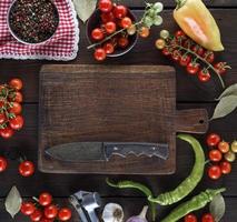 corte de cozinha vazia e tomate cereja vermelho fresco foto