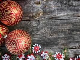 fundo de madeira de natal com brinquedos para decoração de árvore de natal foto