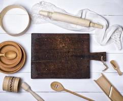 tábua de cozinha, rolo, peneira, pratos de madeira foto
