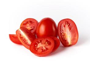 fatias e tomates inteiros vermelhos maduros foto
