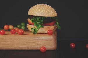 hambúrguer caseiro com rolos de costeleta de carne foto