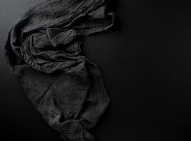 tecido de gaze preta amassado em um fundo preto foto