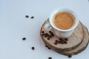 xícara de café em círculos de madeira, foco seletivo foto