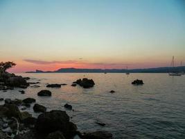 pôr do sol em creeks of provence, praia, sul da frança foto