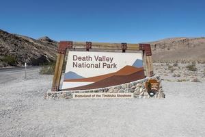 sinal de entrada do parque nacional do vale da morte na califórnia em um dia quente e ensolarado foto