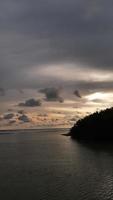 pôr do sol sobre o mar com nuvens no céu. panorama foto