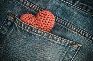 pequeno coração de malha no bolso de trás da calça jeans foto