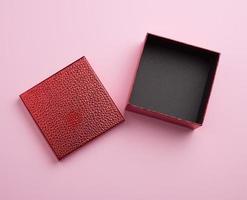 abra a caixa vazia de papelão quadrado vermelho, item encontra-se em uma cor de fundo rosa foto