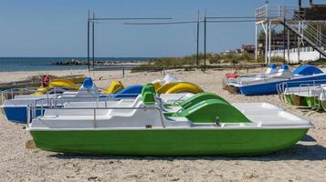 muitos catamarãs na praia de areia do mar foto