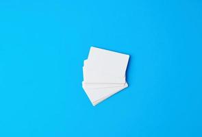 pilha de cartões de visita brancos de papel retangular em branco foto