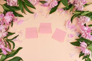 adesivos de papel rosa vazios em um fundo de pêssego foto