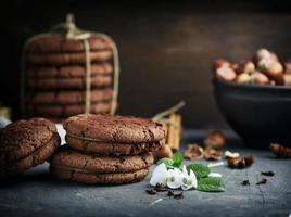pilha de biscoitos redondos de chocolate com creme foto