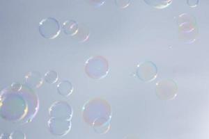 bolhas na frente de um fundo branco acinzentado foto