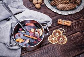 cozido em uma panela de aço de vinho quente com especiarias foto