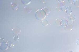 bolhas na frente de um fundo branco acinzentado foto