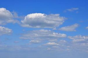 céu azul em nuvens brancas foto