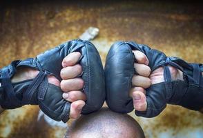 duas mãos cerradas em um punho luvas para boxe foto