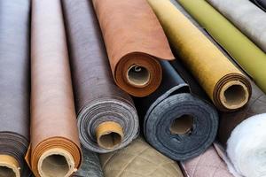 amostras de pano e tecidos em cores diferentes encontradas em um mercado de tecidos na alemanha foto