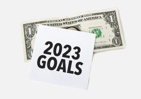 dólar com cartão branco e metas de texto 2023 foto