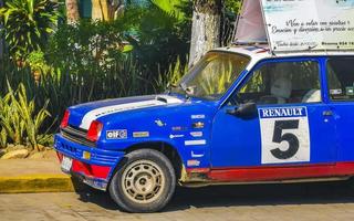 puerto escondido oaxaca méxico 2022 vários carros coloridos sintonizados e carros antigos clássicos do méxico. foto