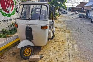 puerto escondido oaxaca méxico 2022 velho branco quebrado naufragado tuk tuk rikshaw naufrágio no méxico. foto