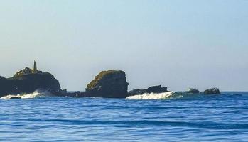 ondas de surfistas extremamente enormes praia la punta zicatela méxico. foto