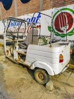 puerto escondido oaxaca méxico 2022 velho branco quebrado naufragado tuk tuk rikshaw naufrágio no méxico. foto