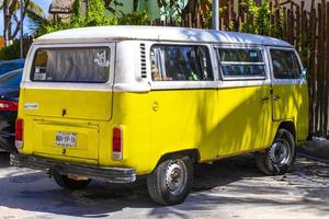 playa del carmen quintana roo mexico 2021 vários microônibus vans transportadores veículos carros playa del carmen mexico. foto