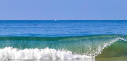 extremamente grandes ondas de surfista na praia puerto escondido méxico. foto