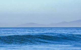 extremamente grandes ondas de surfista na praia puerto escondido méxico. foto