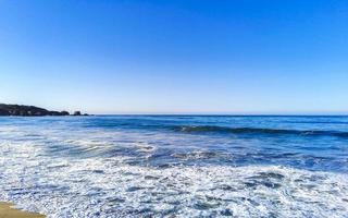 ondas de surfistas extremamente enormes praia la punta zicatela méxico. foto