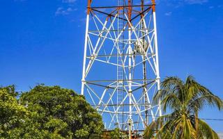 Radiação de torre 5g branca vermelha em puerto escondido méxico. foto