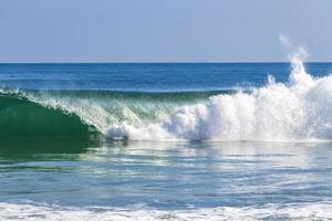 extremamente grandes ondas de surfista na praia puerto escondido méxico. foto