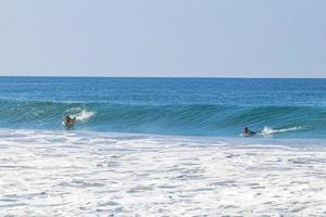 surfista surfando na prancha em ondas altas em puerto escondido méxico. foto