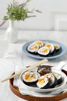 gimbap ou kimbap korean roll arroz com ovos, cenoura, linguiça e nori foto