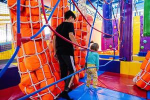 irmão com irmã brincando no playground indoor play center. foto