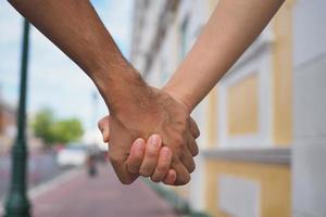 jovem segurando uma garota mostra amor e preocupação. o casal caminhou junto. foto