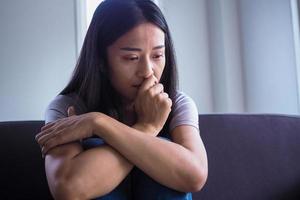 mulher asiática está com o coração partido depois de ser abandonada pelo namorado e ter doença mental