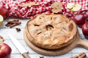 torta de maçã caseira com maçãs vermelhas frescas foto