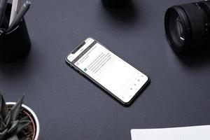telefone na mesa de trabalho com o aplicativo de bate-papo ai. conceito de uso do sistema autogerativo chatbot