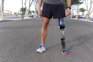 crop runner com prótese de perna blade durante treinamento na cidade