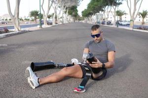corredor com deficiência colocando prótese de perna de lâmina foto