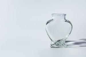 frasco de vidro em forma de coração foto