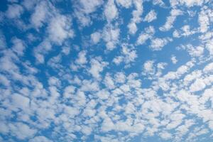 céu azul e nuvens foto