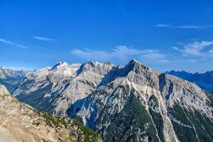 Panorama das Montanhas Karwendel em um lindo dia de sol foto