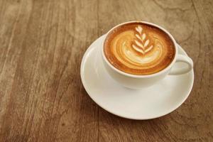 uma xícara de café com leite em uma cafeteria foto