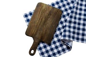 tábua de madeira vazia para comida e toalha de mesa na vista superior isolada de fundo branco foto