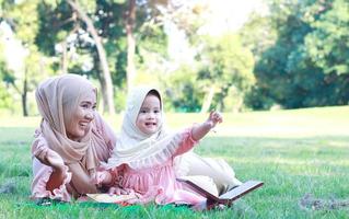 mães e filhas muçulmanas aproveitam as férias no parque foto