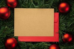 Cartão de feliz Natal e modelo de maquete de envelope foto